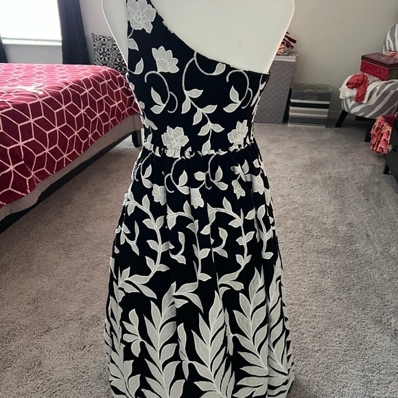 SOLD - EUC Anthropologie Black White Floral Dress - Size 6 - Picture 4 of 10